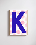 Letterposter roze stippen blauwe letter
